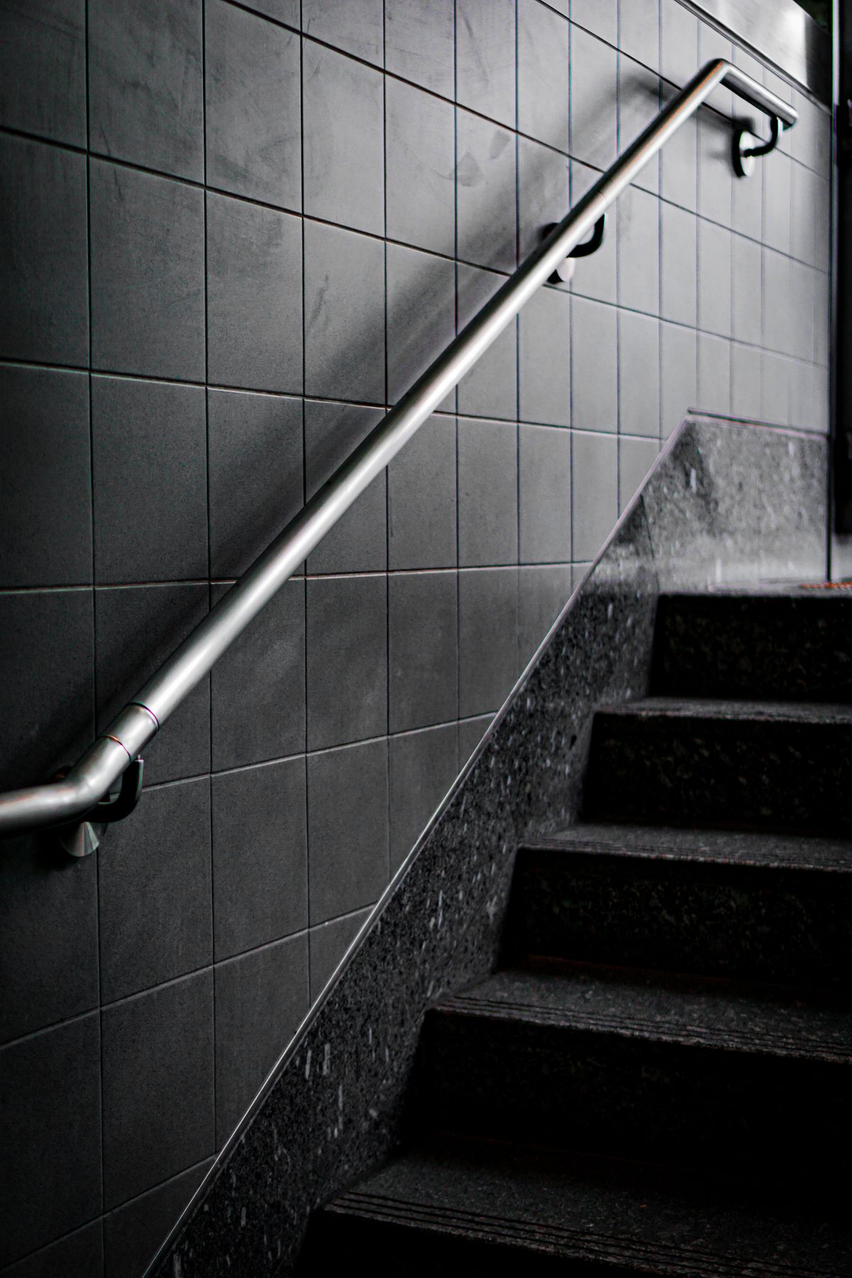 Escalier et mur carrelés dans un immeuble