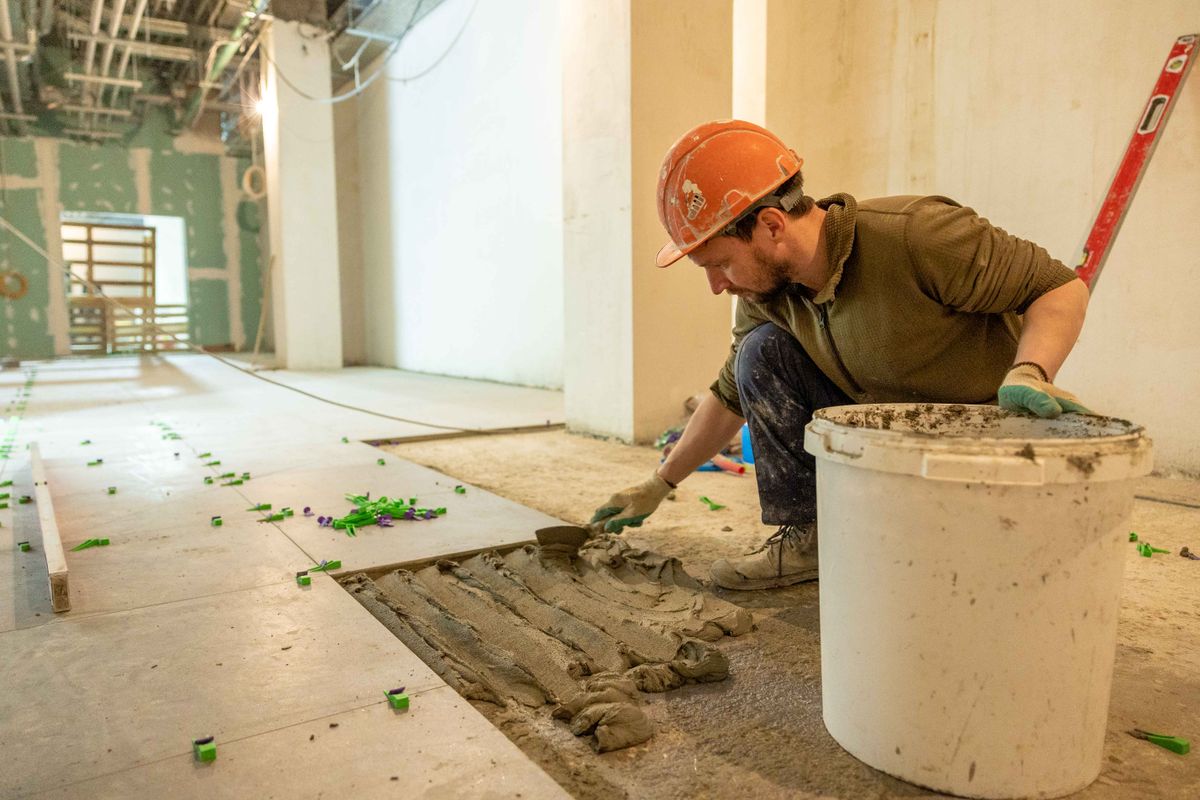 Pose d’un sol en grès cérame sur chantier